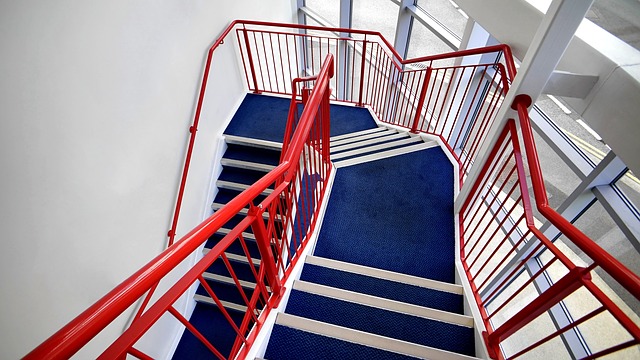 schody s červeným zábradlím, moderní design.jpg